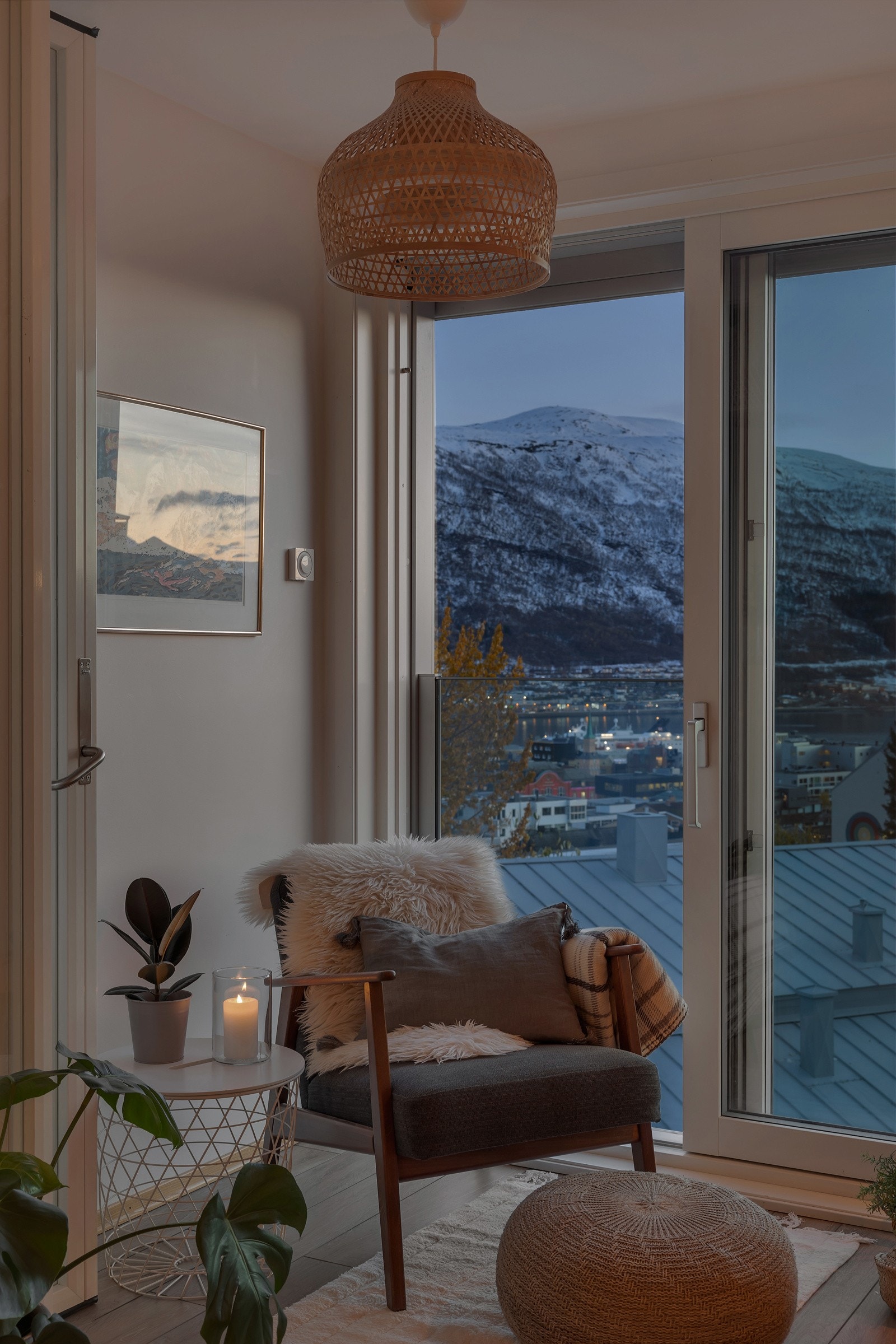 Her har man fransk balkong hvor man kan nyte sola inne i eget hjem Galleribilde