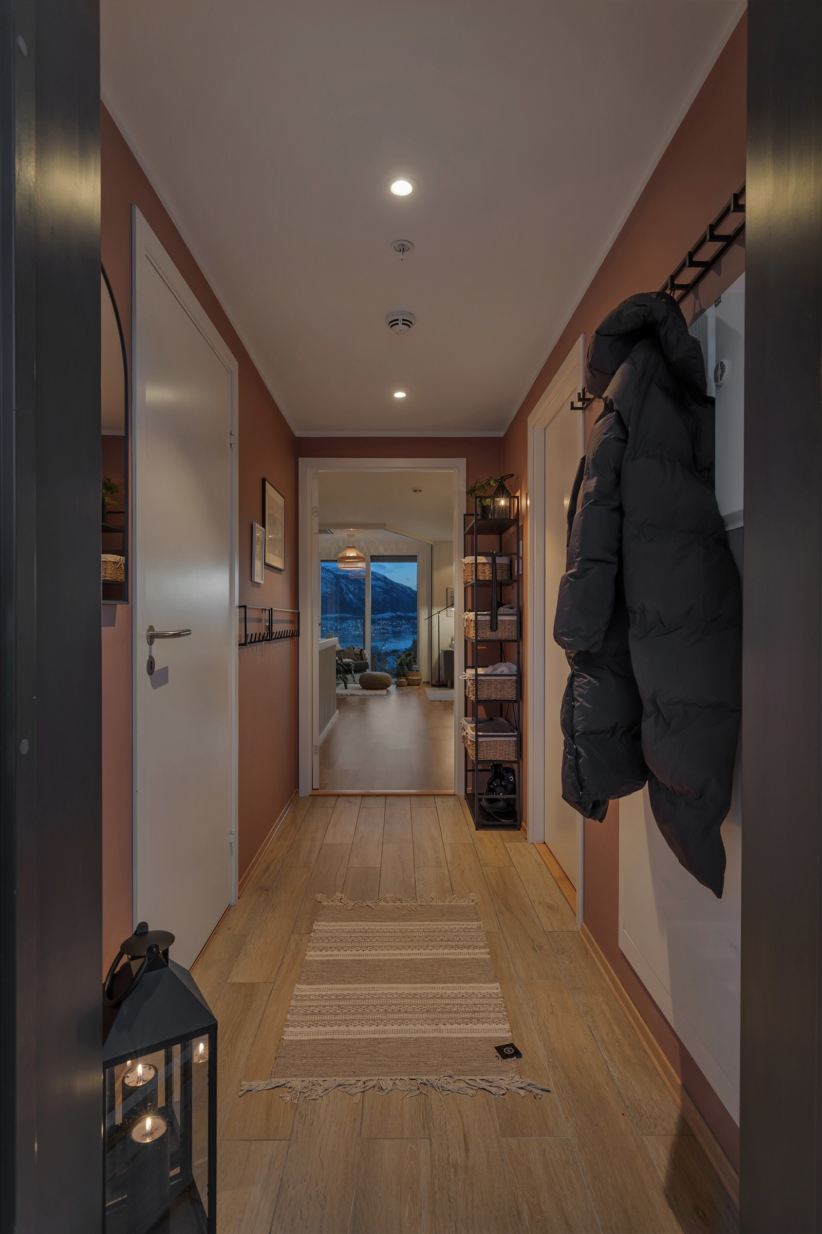 Velkommen inn! Det første som møter deg er inngangspartiet som forgrener seg til soverom 1, gjestetoalett og videre inn til stue og kjøkken Galleribilde