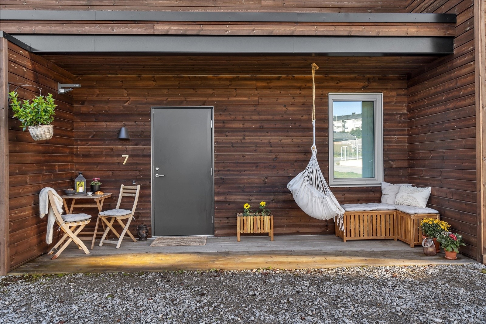 Inngangspartiet nyttes også som terrasse hvor man får kveldssolen Galleribilde