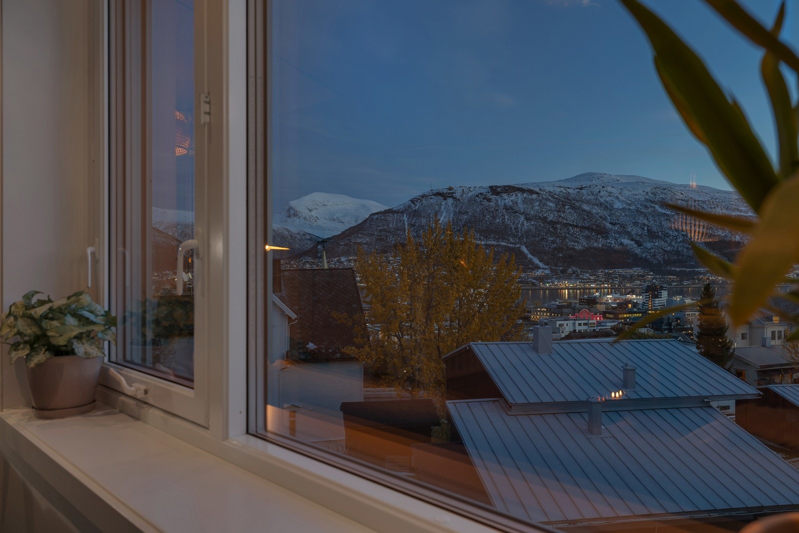 Fra vinduer i stua finner du ser de Tromsøs mest kjente landemerker; Ishavskatedralen, Tromsøbrua, Fjelleheisen m.m. Galleribilde