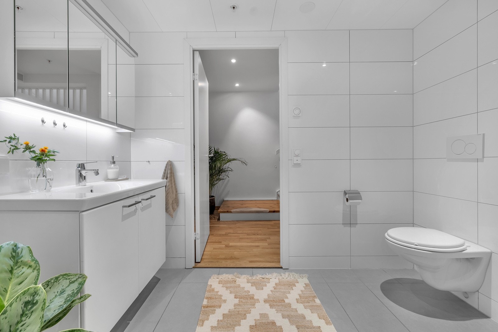 Badet er pent flislagt på gulv og vegger Galleribilde