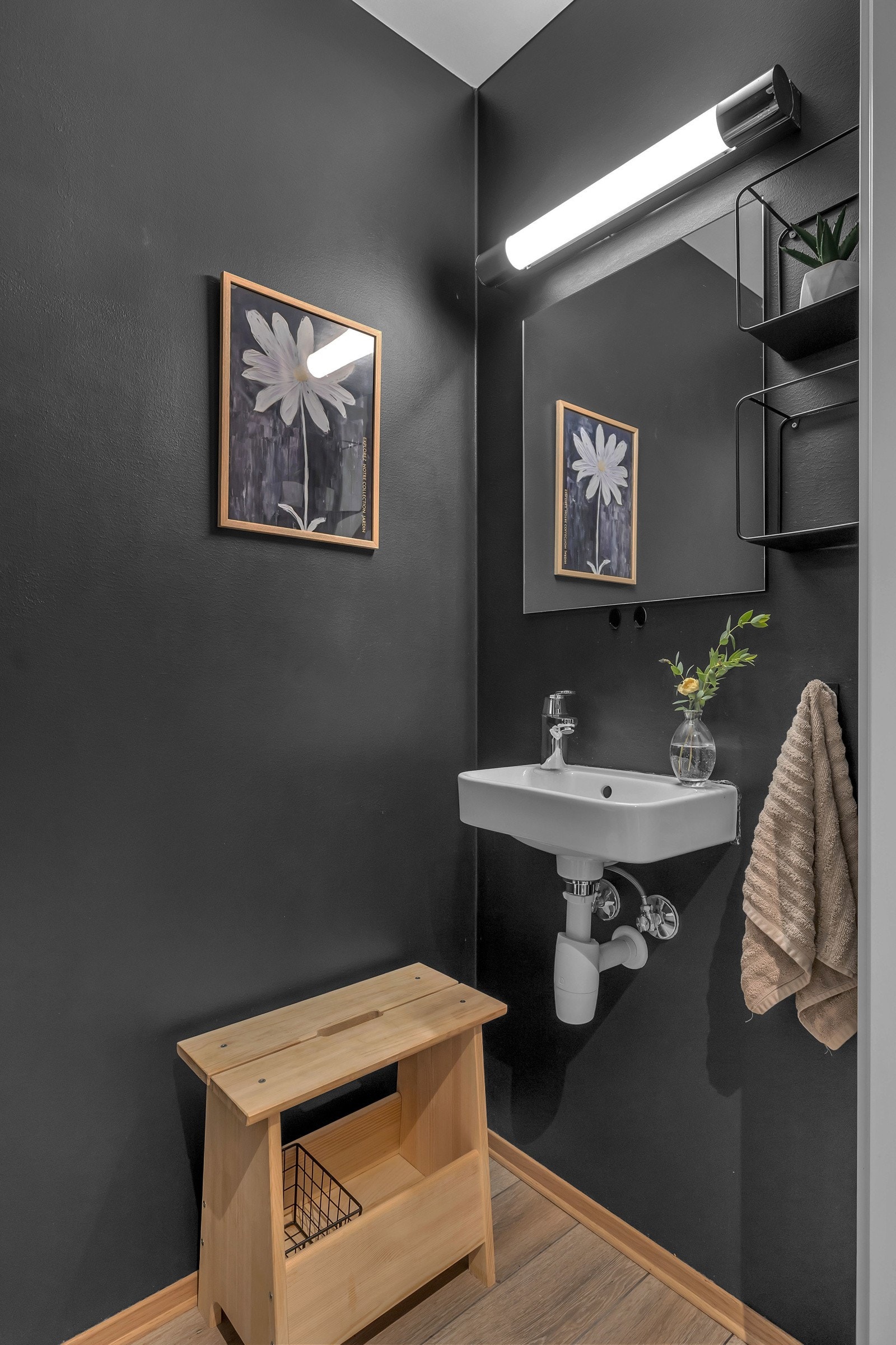 Praktisk gjestetoalett på motsatt side av gangen fra soverommet Galleribilde