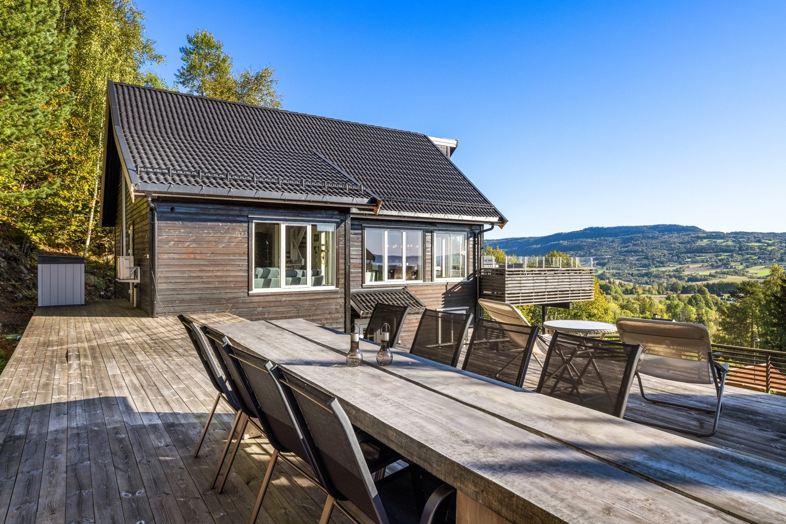 Det er opparbeidet store terrasser på hele 141 kvm, med plass til hele familien og sosiale sammenkomster. Galleribilde