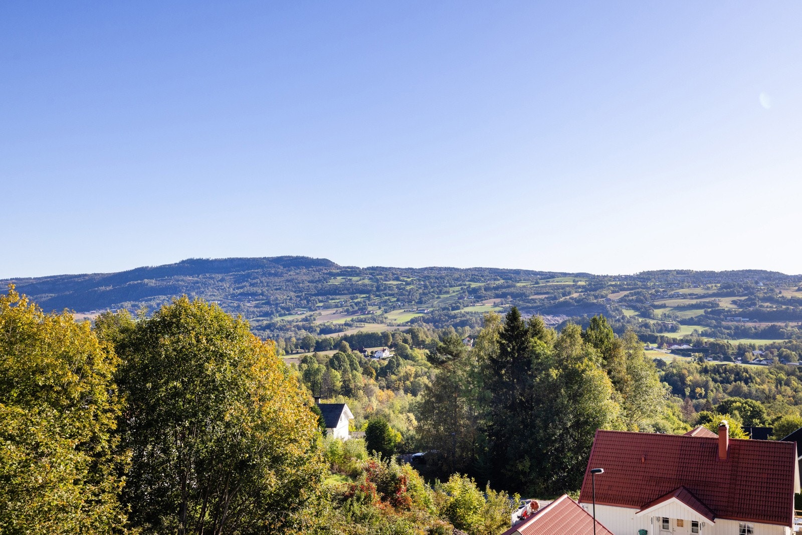 Utsikten kan nytes både innendørs og utendørs. Galleribilde