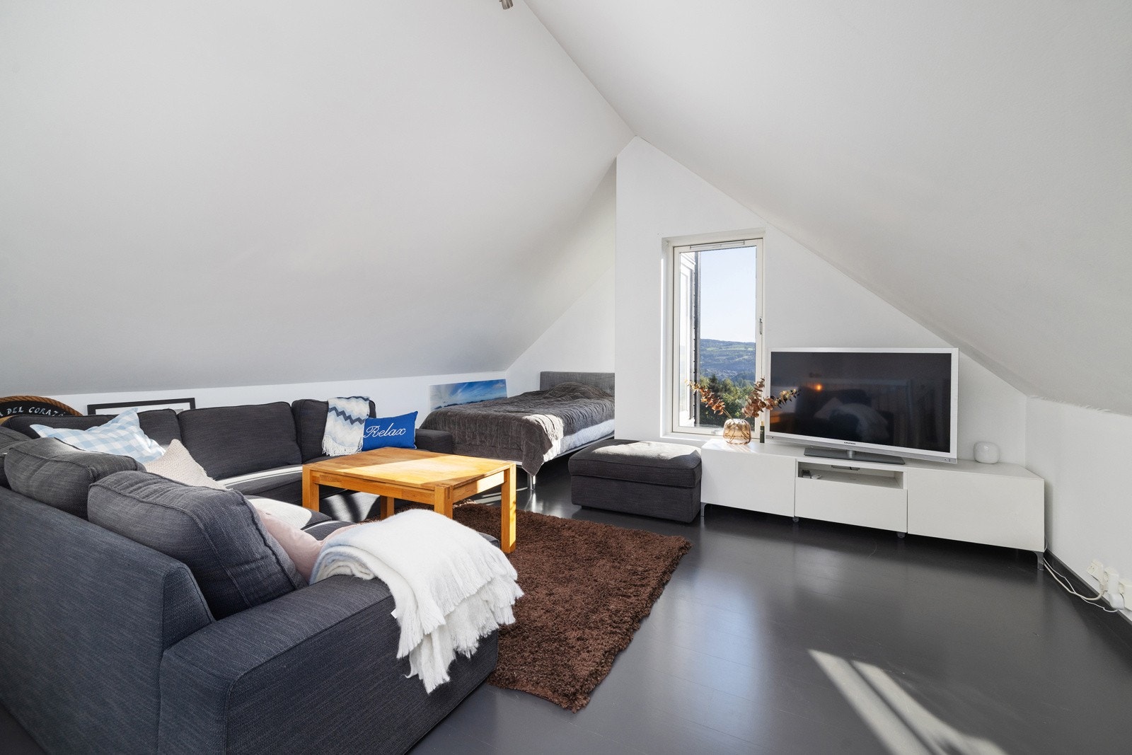 Fin stue med plass til tv og sofa, leker og evt. hjemmekontoret. Galleribilde