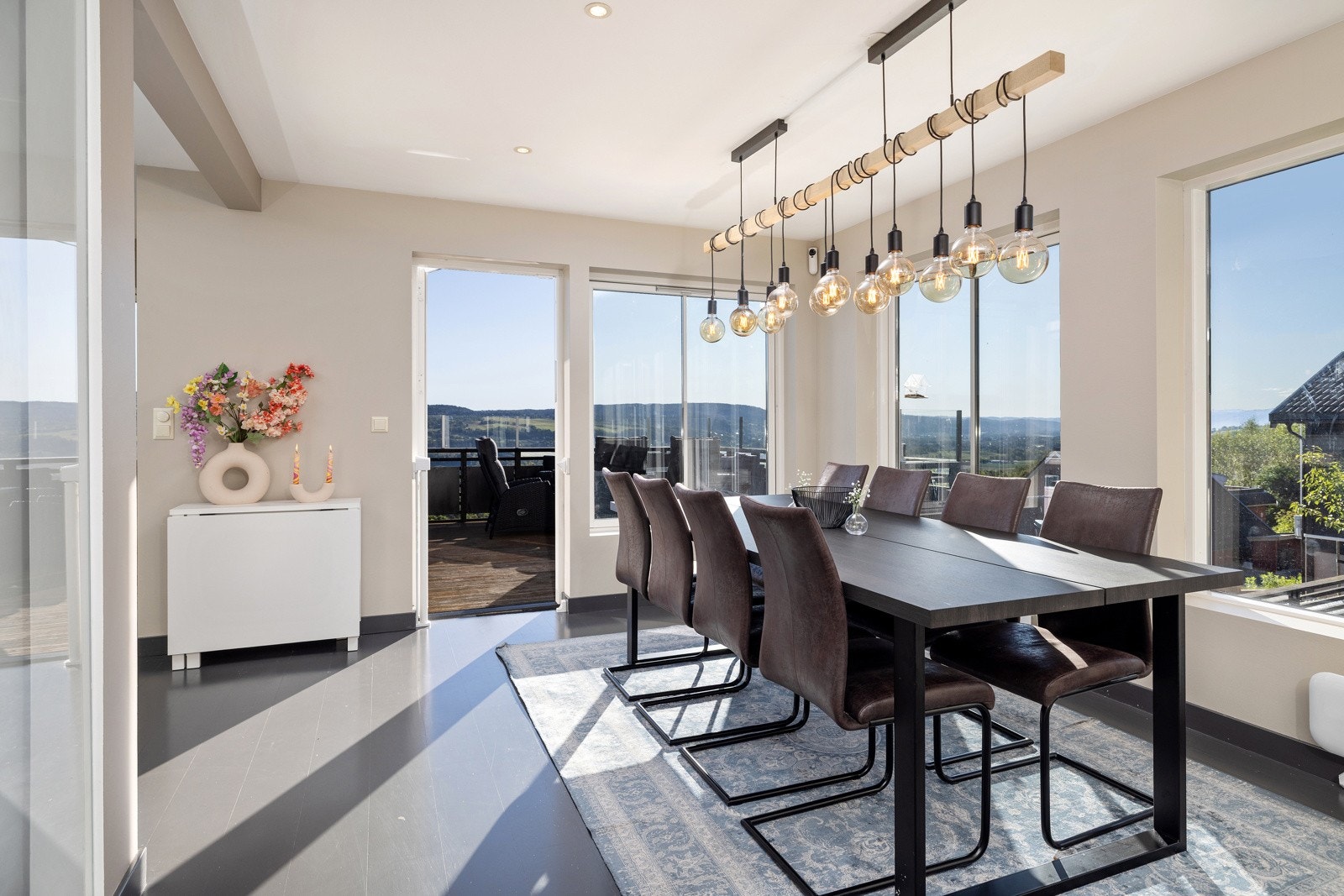 Utgang til terrasse fra spisestuen. Galleribilde