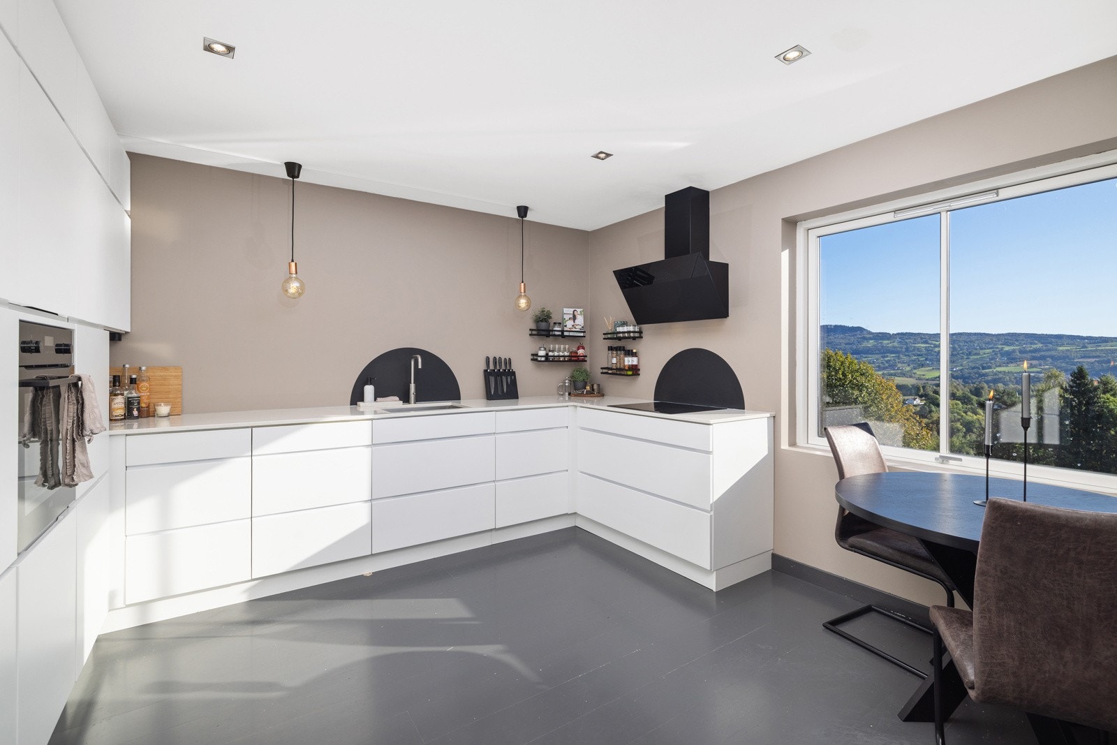 Kjøkkenet er komplett utstyrt med integrerte hvitevarer. Galleribilde