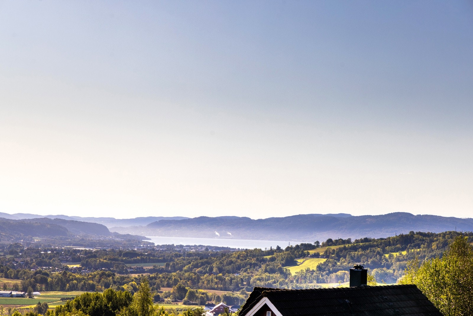 Eiendommen ligger på toppen av Egge, og har magisk panoramautsikt over Lierdalen. Galleribilde