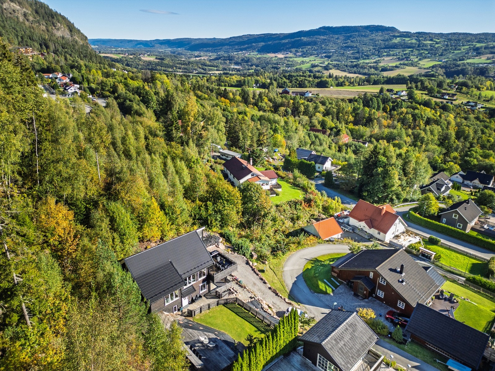 Ca. 1,5 km fra boligen ligger Egge skole. Galleribilde