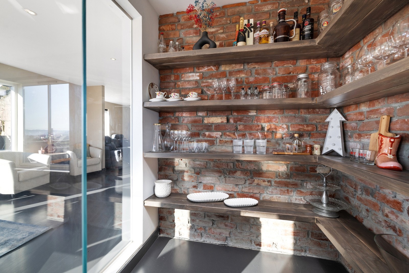 I tilknytning til kjøkkenet er det etablert rom for vin og diverse, som blir et naturlig blikkfang i rommet. Galleribilde