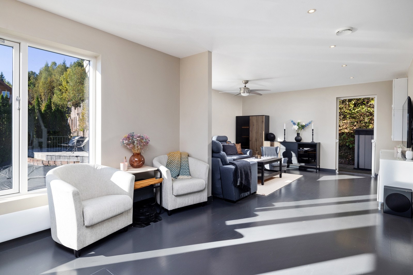 Boligen har vannbåren gulvvarme i hele 1.etasje og deler av 2. etasje. Galleribilde