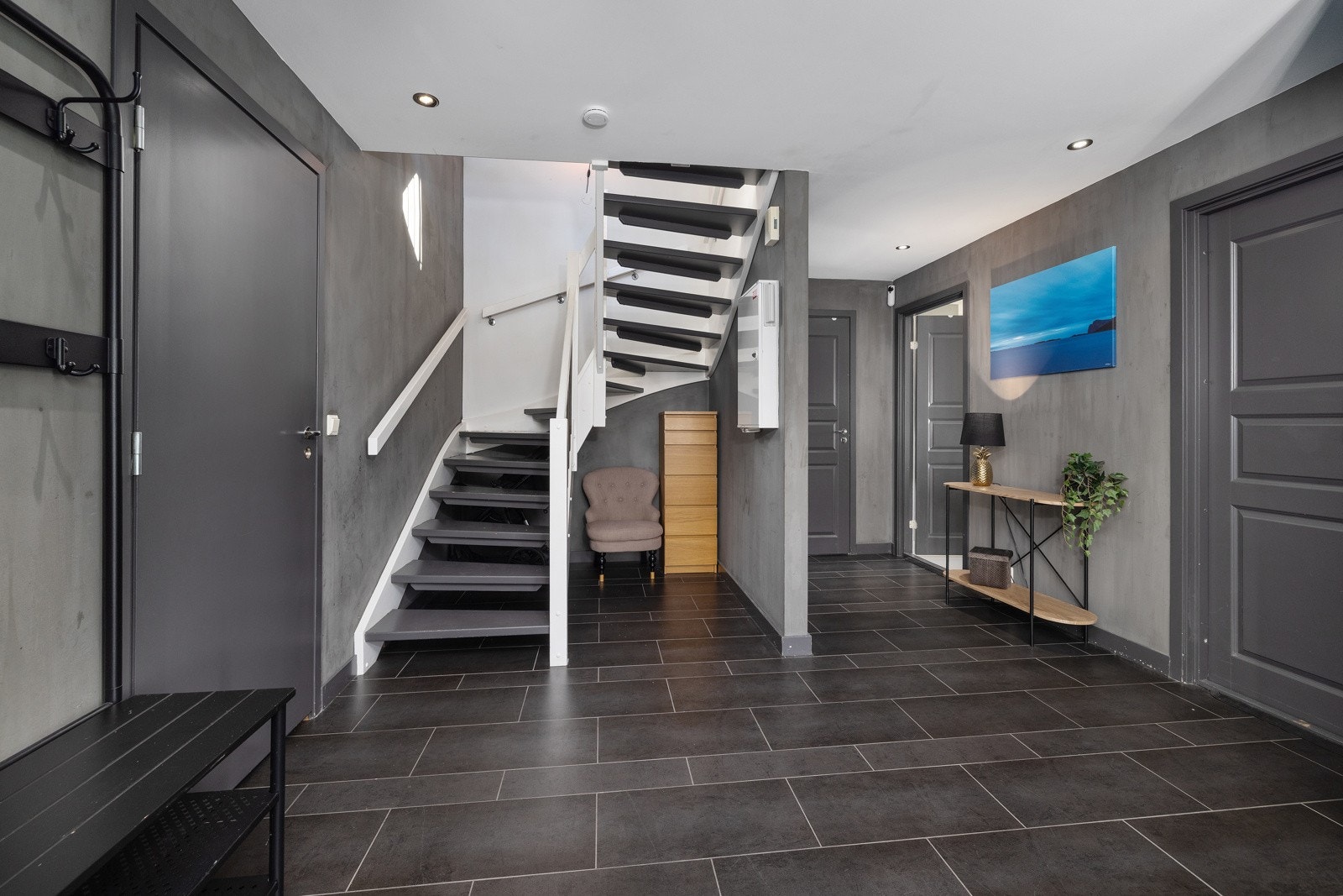 Her er det god plass til hele familiens yttertøy. Gulvet er flislagt med vannbåren varme. Galleribilde