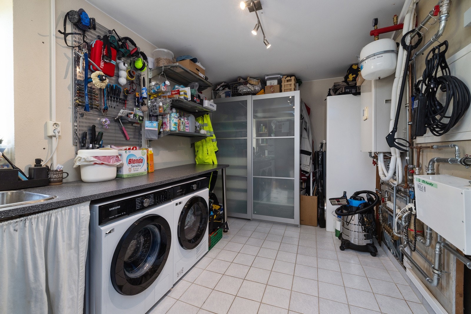 Innenfor hallen er det vaskerom. Galleribilde