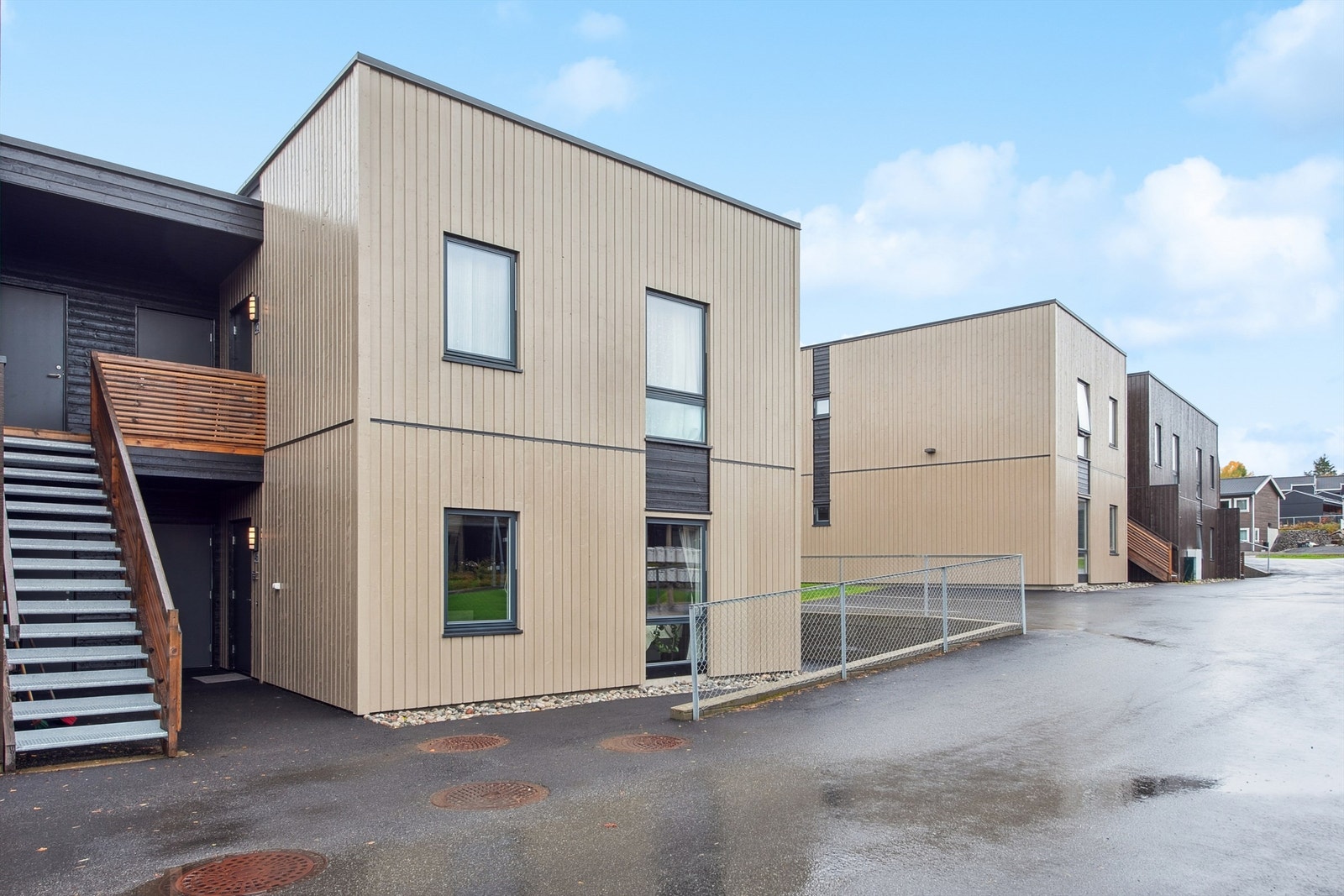 Boligen er en del av et nyere og etablert boligfelt i Stange. Galleribilde