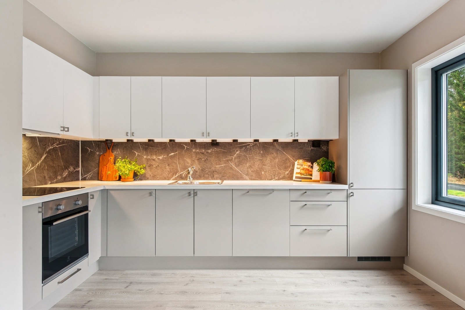 Innredningen har profilerte fronter, laminatbenkeplate og godt med oppbevaringsplass. Galleribilde