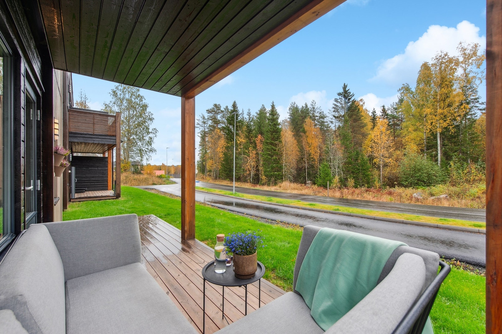 Fra terrassen har man utsyn over grønne fellesarealer og nærområdet. Galleribilde