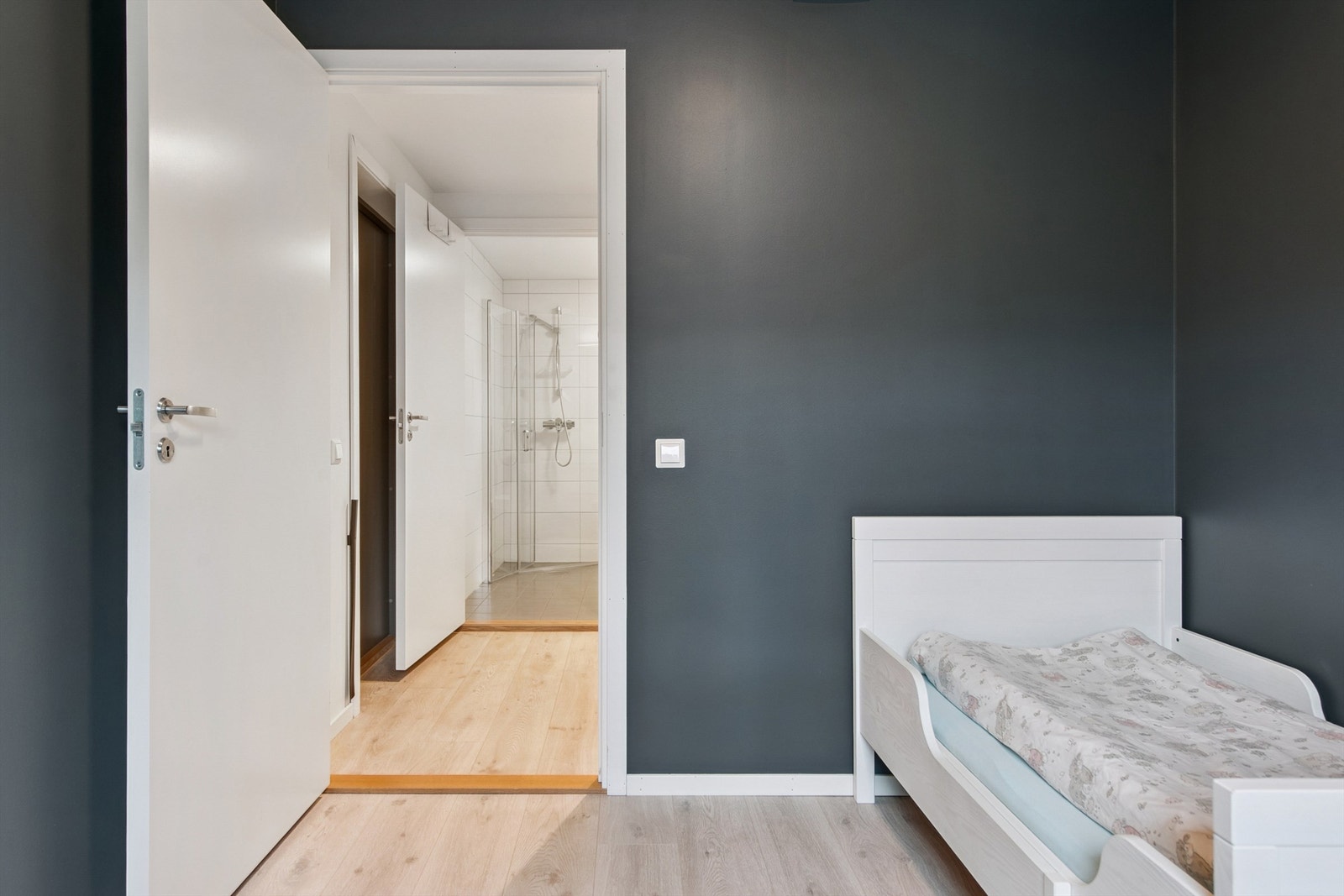 Rommet har, som resten av boligen, malte glatte dører og laminat på gulvet. Galleribilde