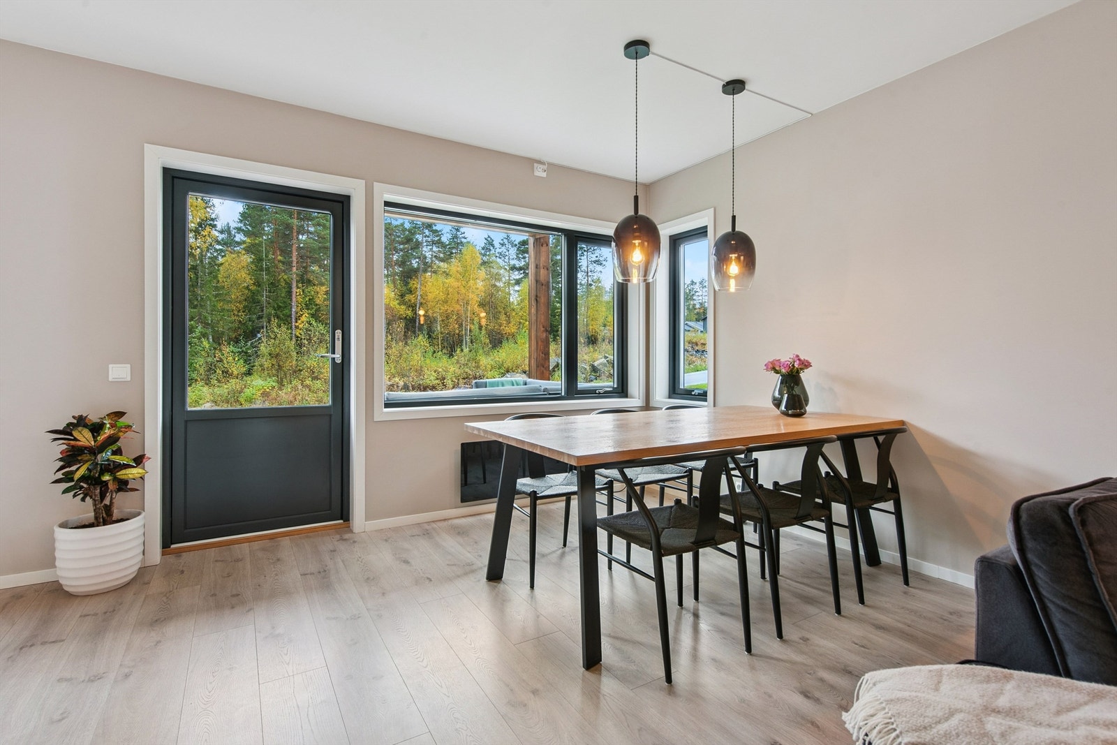 Fra stuen er det direkte utgang til den vestvendte og delvis overbygde terrassen. Galleribilde