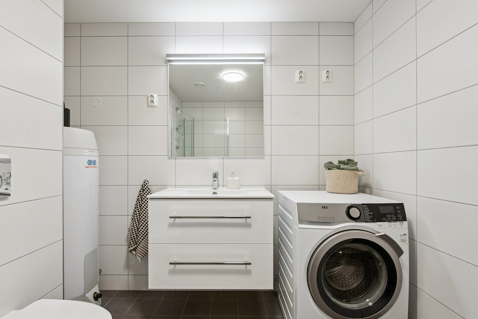 Balansert ventilasjon med avtrekk fra badet sikrer et sunt og godt inneklima. Galleribilde