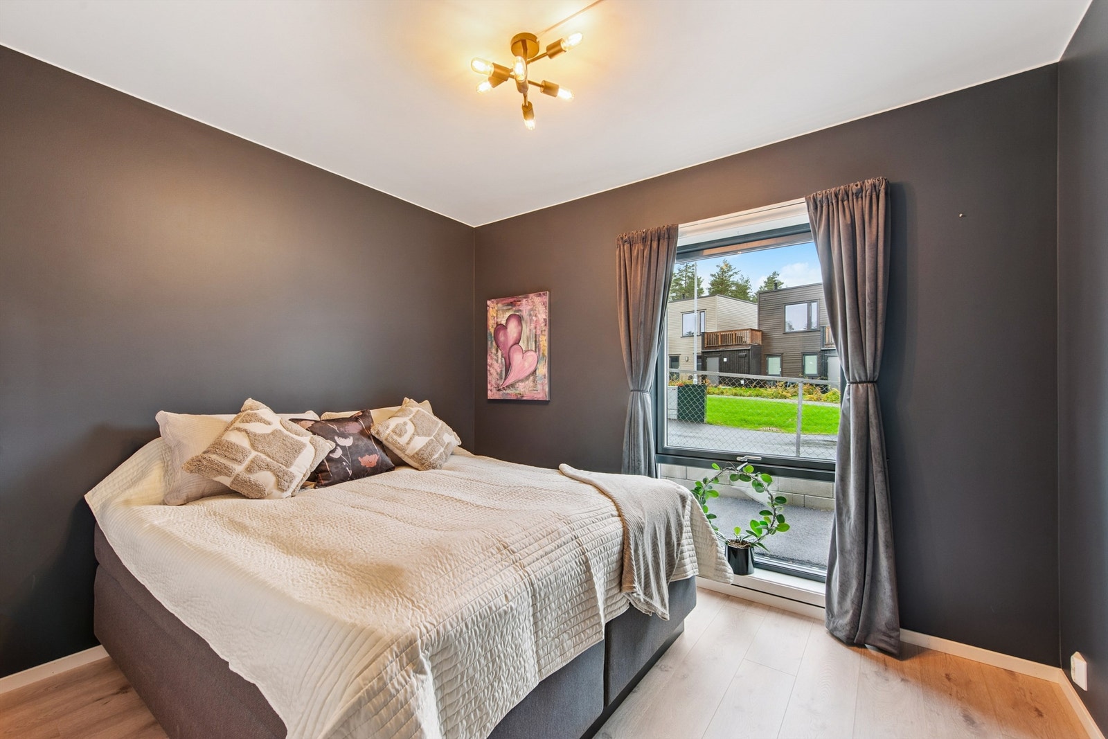 Boligen inneholder to soverom. Hovedsoverommet har plass til dobbeltseng og garderobeløsning. Galleribilde