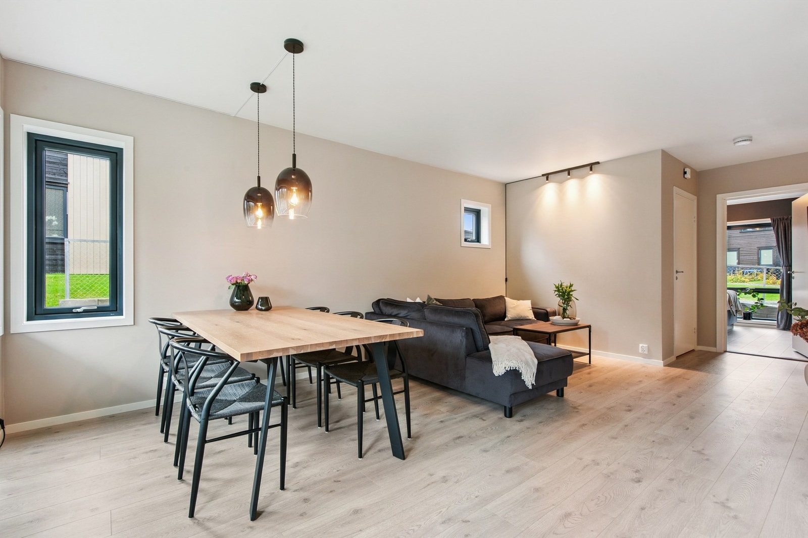 Det er en naturlig sone for spisestue mellom kjøkkenet og stuedelen. Galleribilde