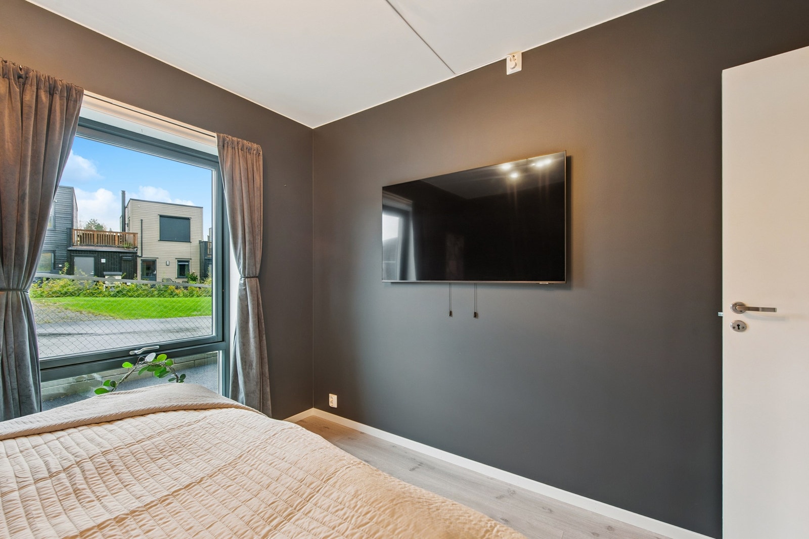 Vinduer med 3-lags glass fra 2022 sikrer godt lysinnslipp og isolasjon. Galleribilde