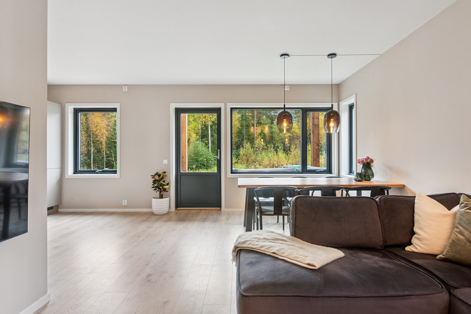 De store vindusflatene gir rikelig med naturlig lys inn i rommet. Galleribilde