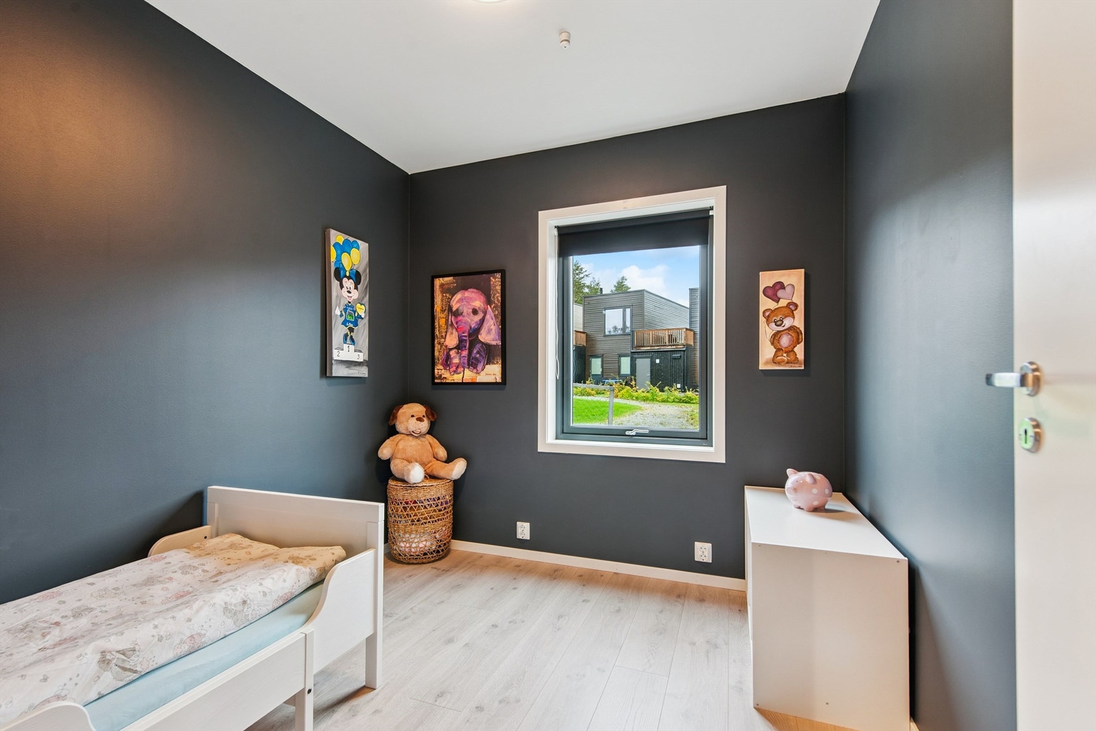 Det andre soverommet egner seg godt som barnerom, gjesterom eller hjemmekontor. Galleribilde