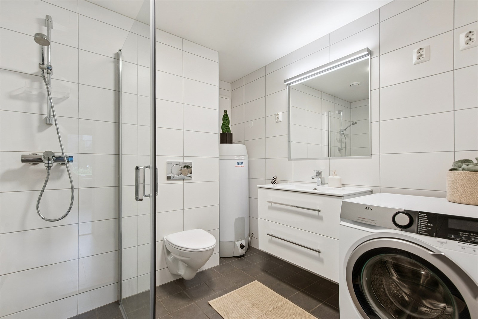 Delikat, flislagt bad med elektriske varmekabler i gulvet for ekstra komfort. Galleribilde