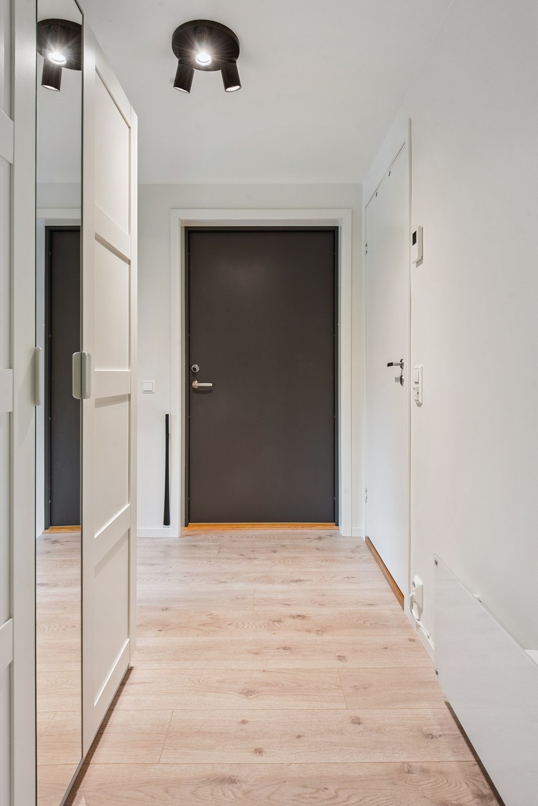 Velkommen inn i en lys og praktisk entré med laminatgulv. Galleribilde