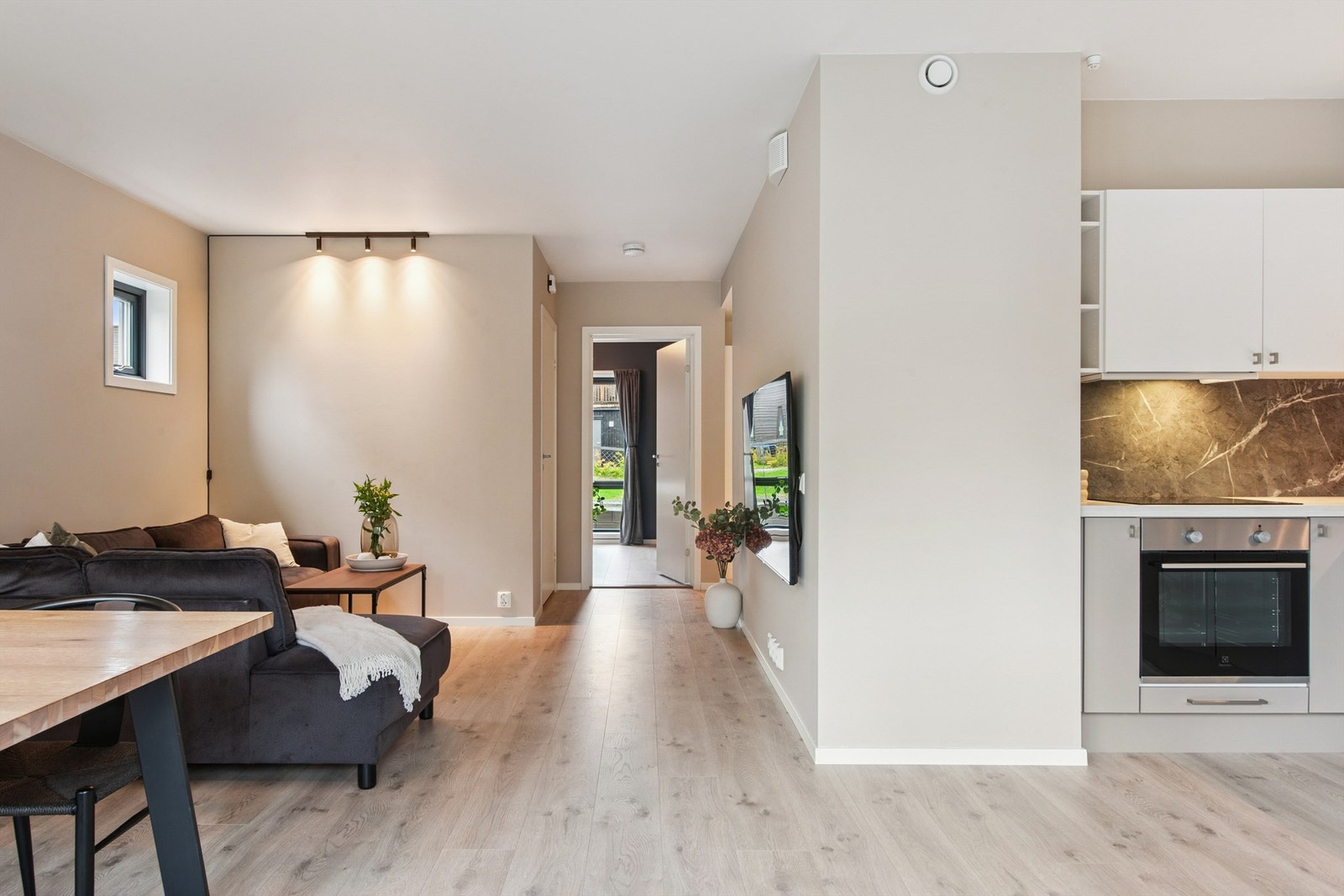 Stue og kjøkken er i en åpen løsning, som skaper et sosialt og luftig allrom. Galleribilde