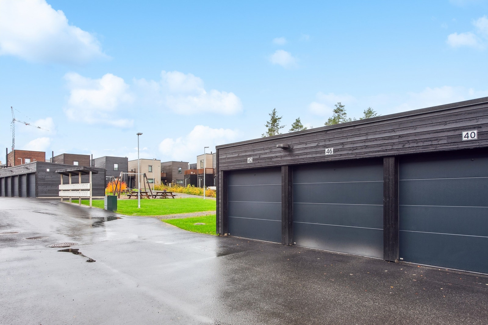 Det medfølger en garasjeplass på 15 m² i felles rekke, med elektrisk portåpner. Galleribilde