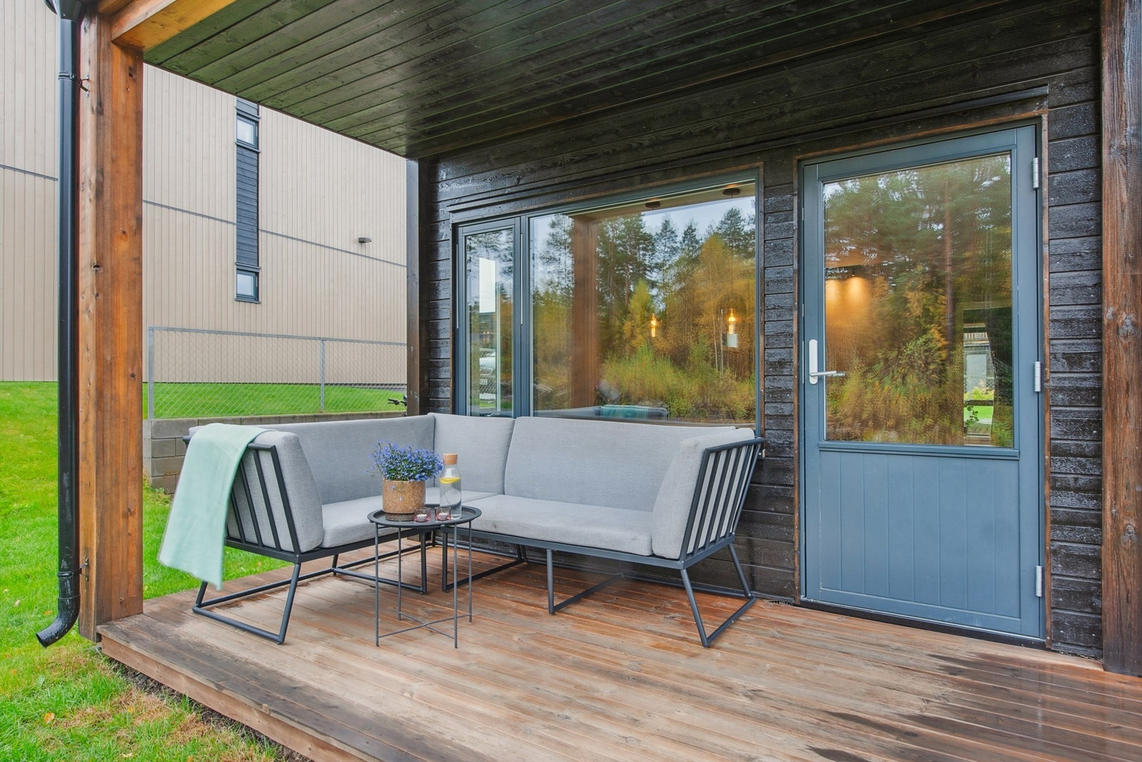 Den vestvendte terrassen på 13 m² er en flott forlengelse av stuen. Galleribilde