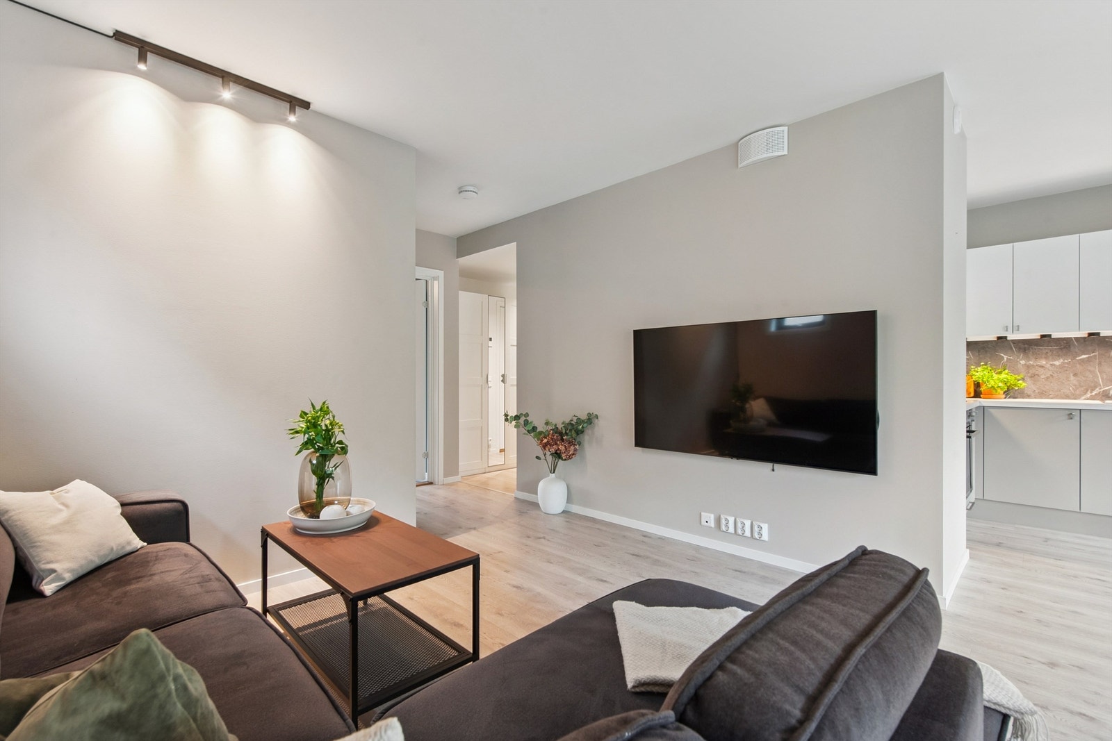 En praktisk vegg gir en naturlig plassering for TV og mediamøbler. Galleribilde