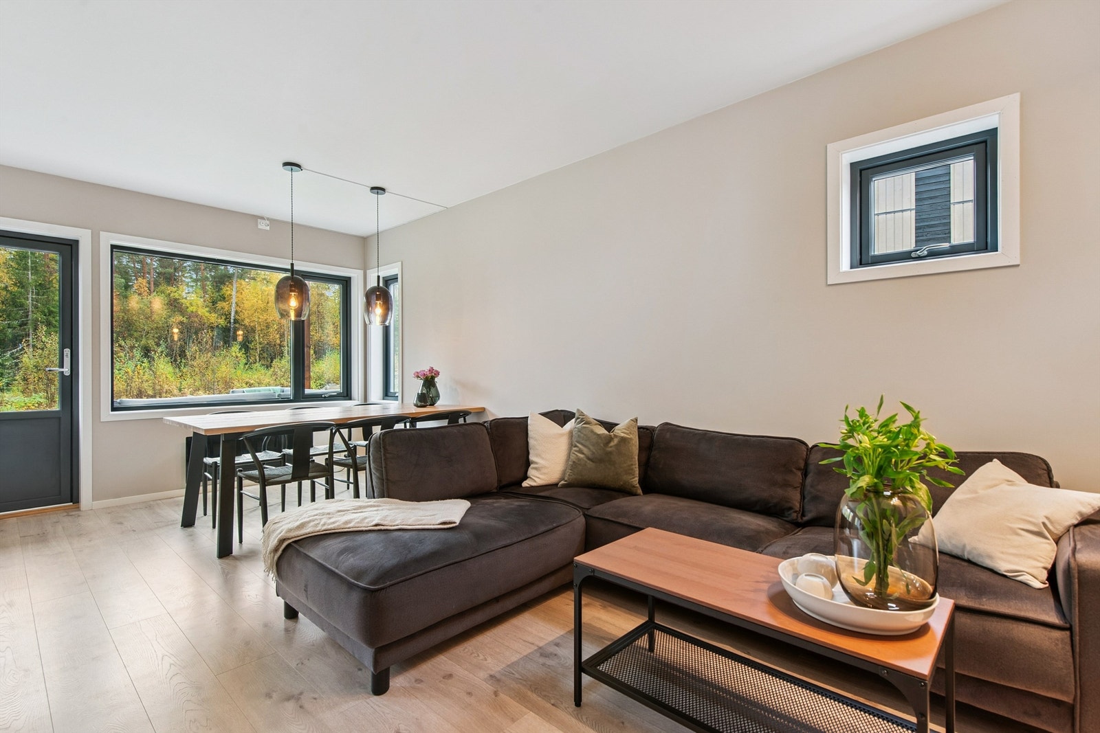 Stuedelen har god plass til en romslig sofagruppe og tilhørende møblement. Galleribilde