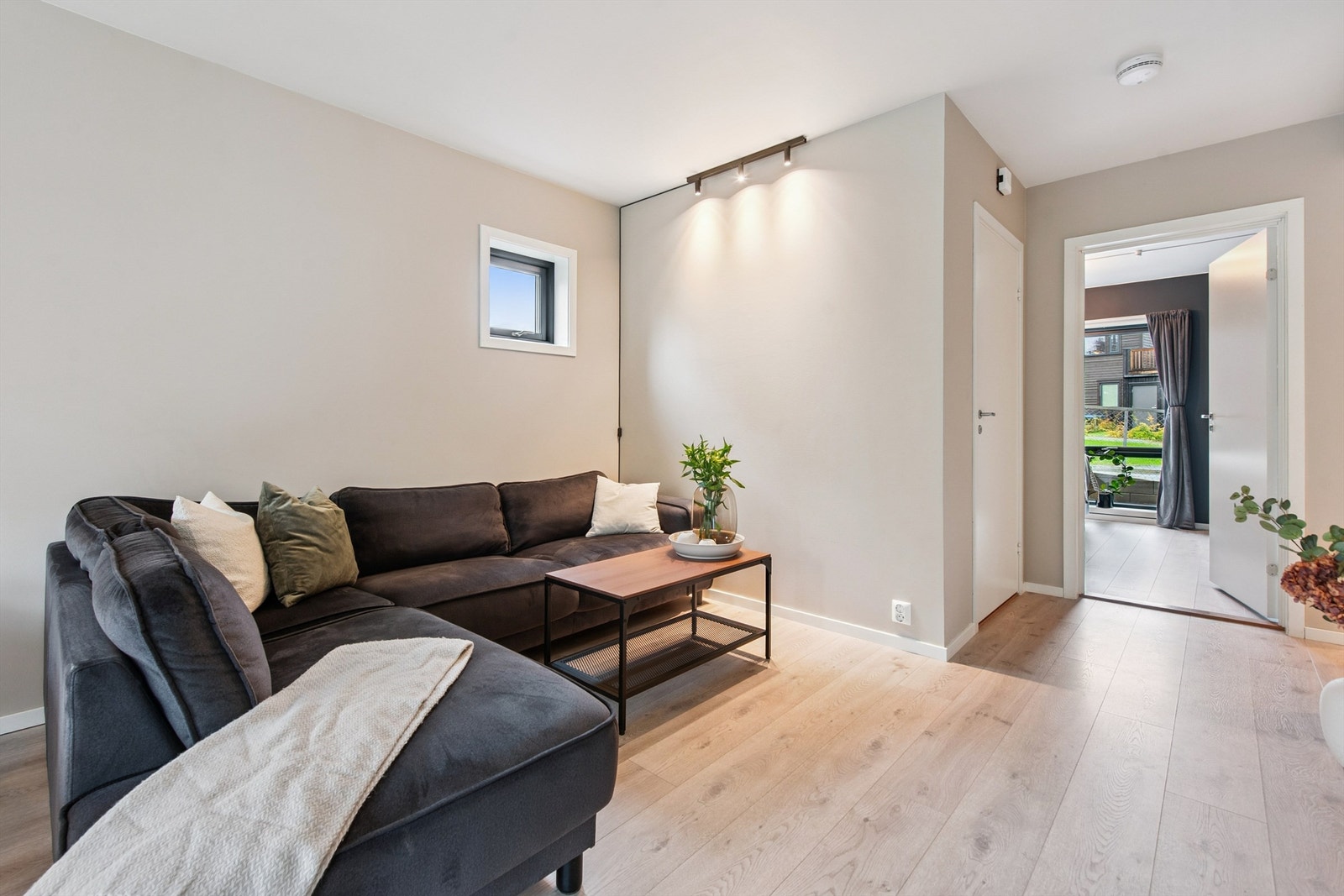 Gjennomgående laminatgulv og malte flater gir et helhetlig og moderne uttrykk. Galleribilde