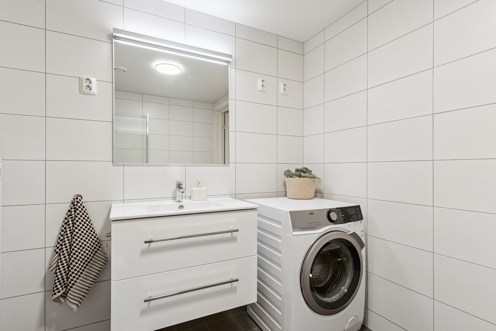 Det er klargjort med opplegg for vaskemaskin, noe som forenkler hverdagslogistikken. Galleribilde