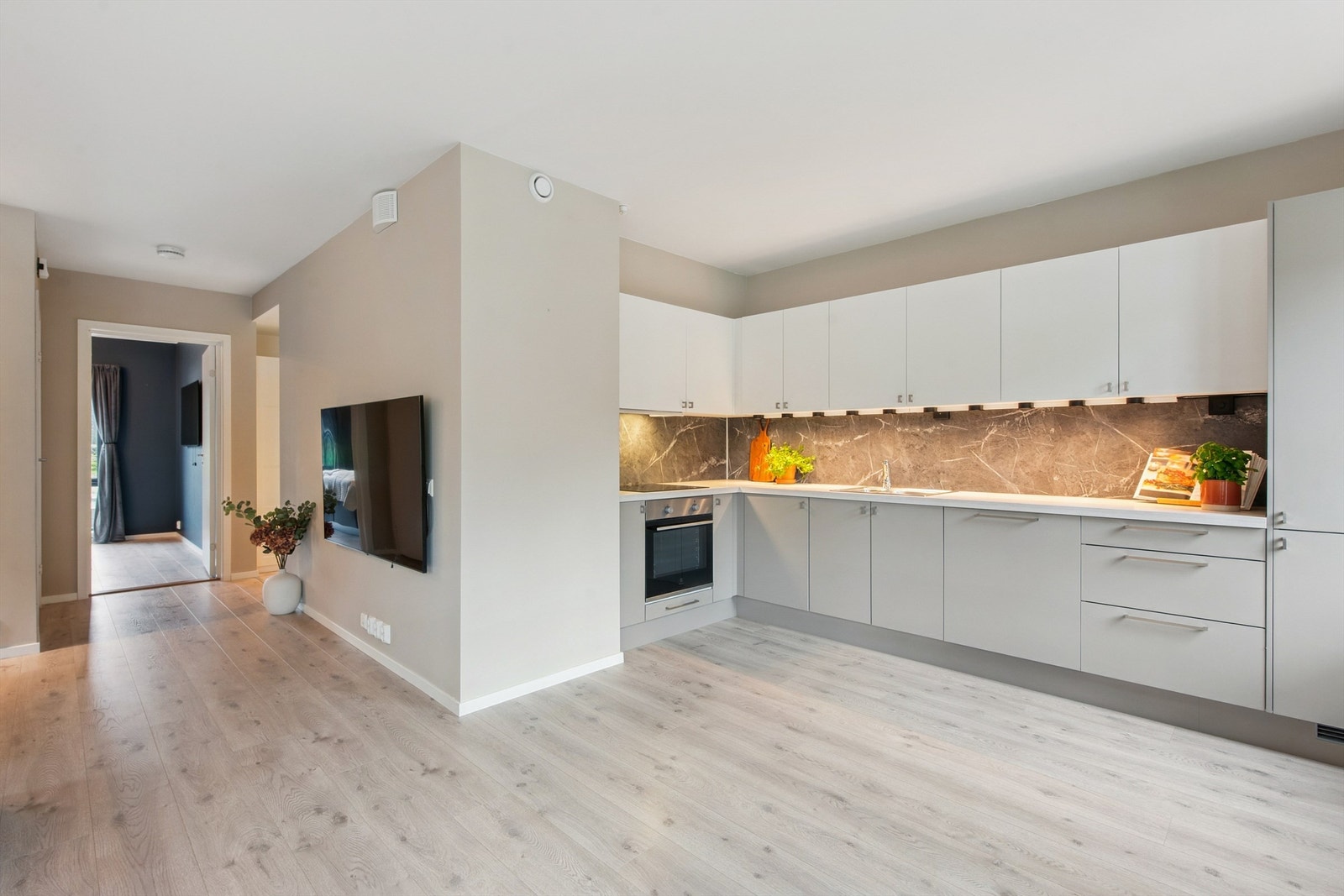 Kjøkkenet er smart integrert i allrommet, med god arbeidsflyt. Galleribilde