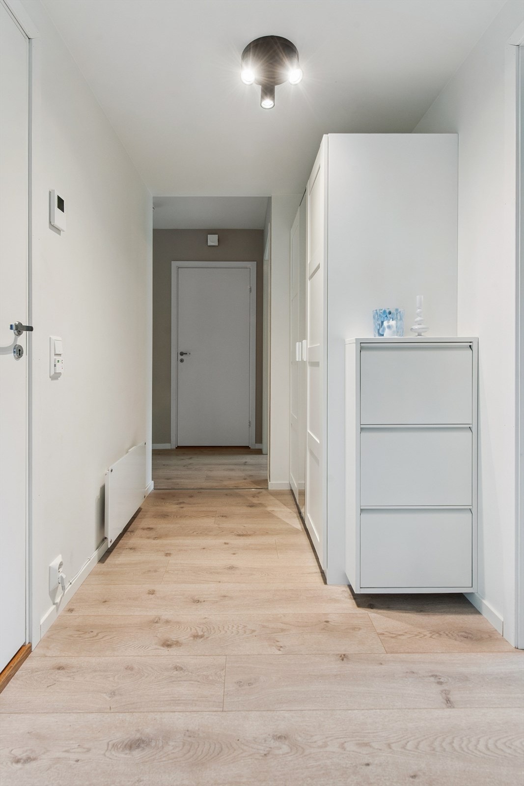 Fra entreen ledes du videre inn i boligens åpne fellesareal. Galleribilde