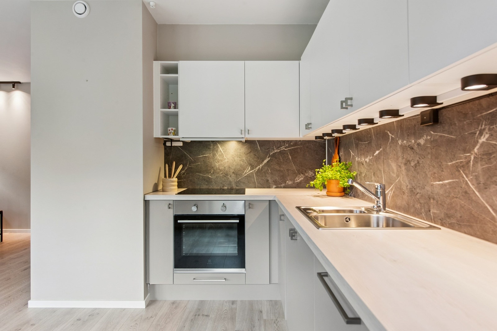 Kjøkkenet er utstyrt med integrert stekeovn, induksjonstopp, oppvaskmaskin og kjøl/frys. Galleribilde