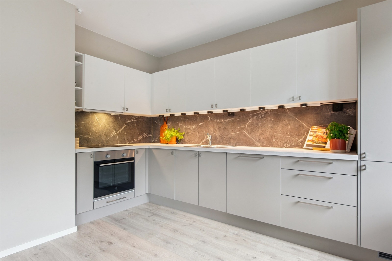 Her er det rikelig med både skap- og benkeplass for effektiv matlaging. Galleribilde