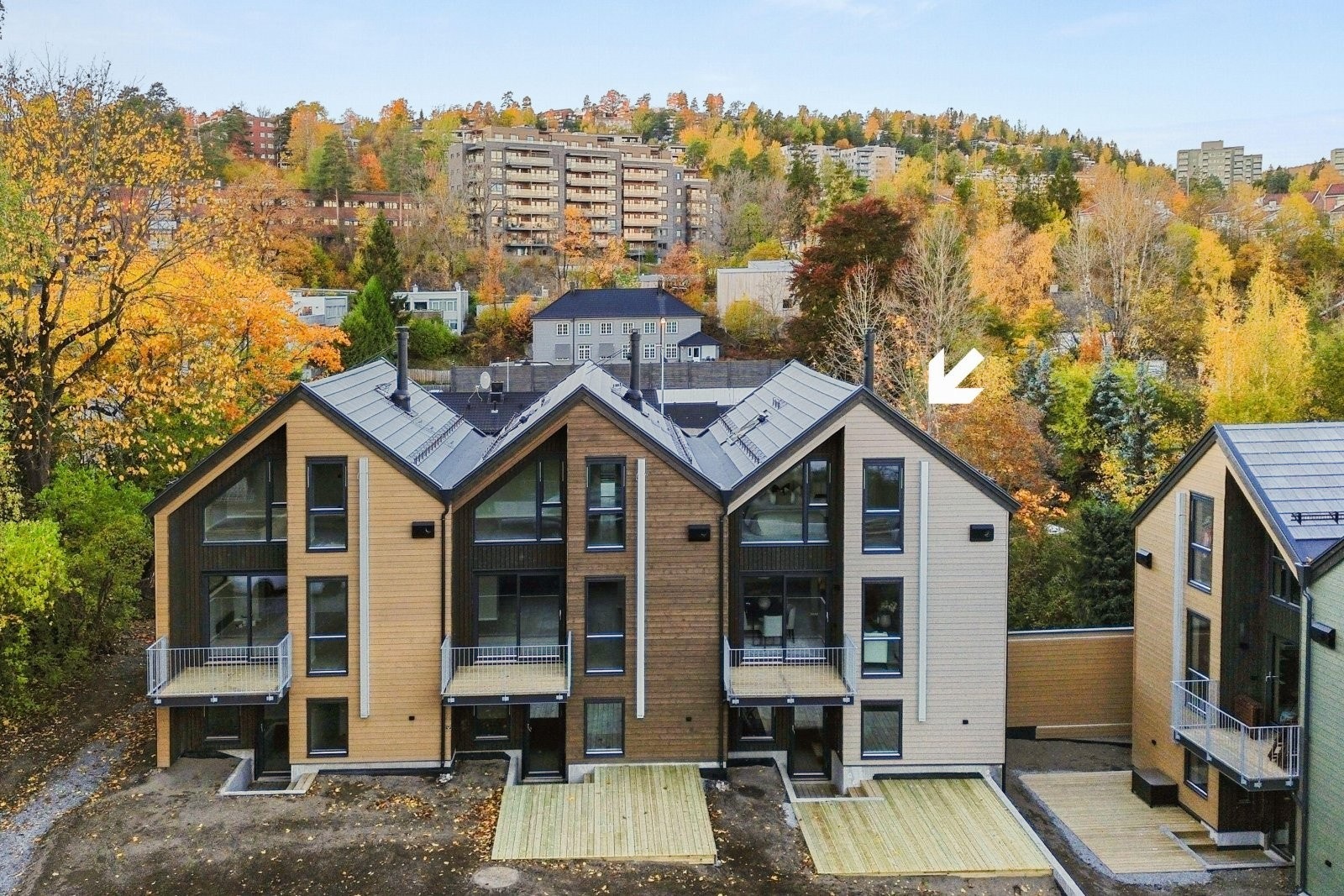 Området rundt vakre Ullern kirke preges av romslige villatomter, frodig vegetasjon og småhusbebyggelse som gir et harmonisk og tilbaketrukket bomiljø. Galleribilde