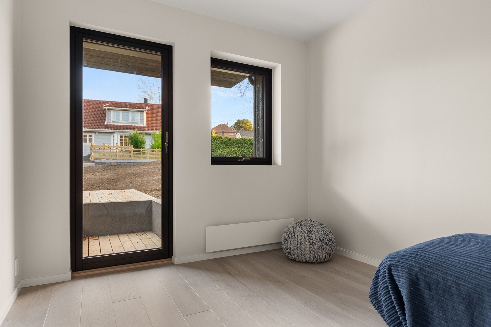Soverom/TV-stue i 1. etasje - Utgang til terrasse og hage Galleribilde