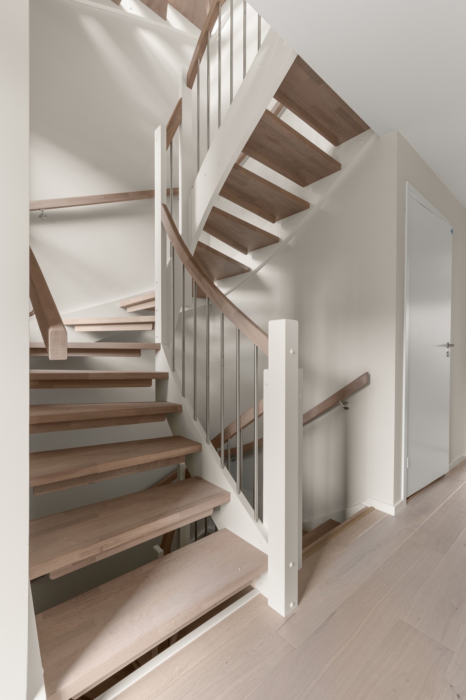 Lyst og åpent trappeløp Galleribilde