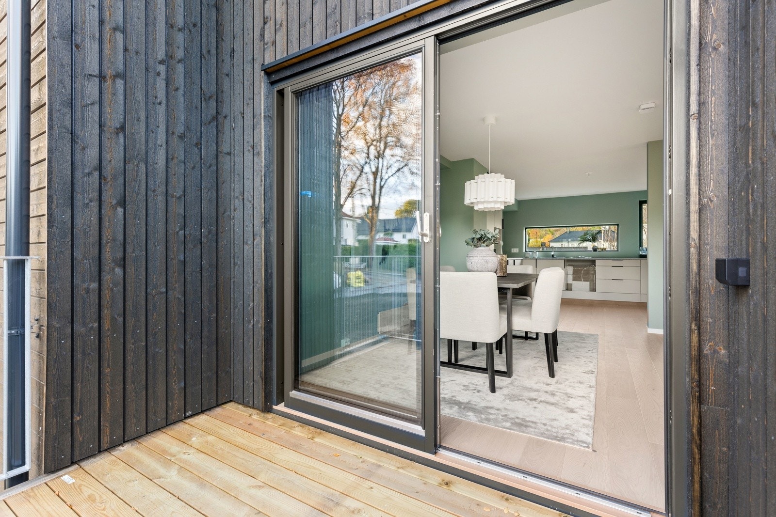 Balkong på 5 kvm med utgang fra stuen/spisestuen Galleribilde