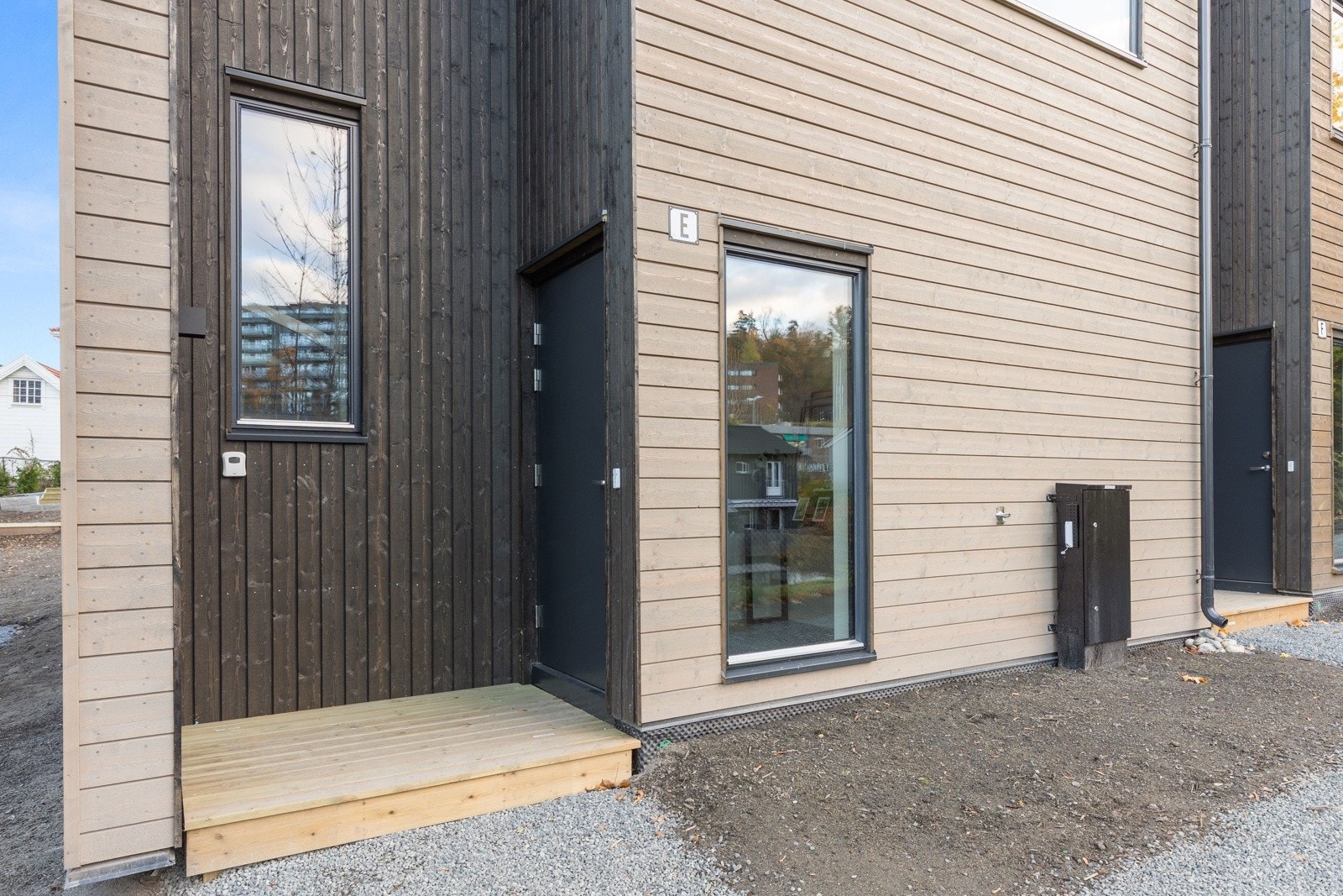 Hyggelig inngangsparti - Kort vei til trappen ned til garasjekjelleren Galleribilde