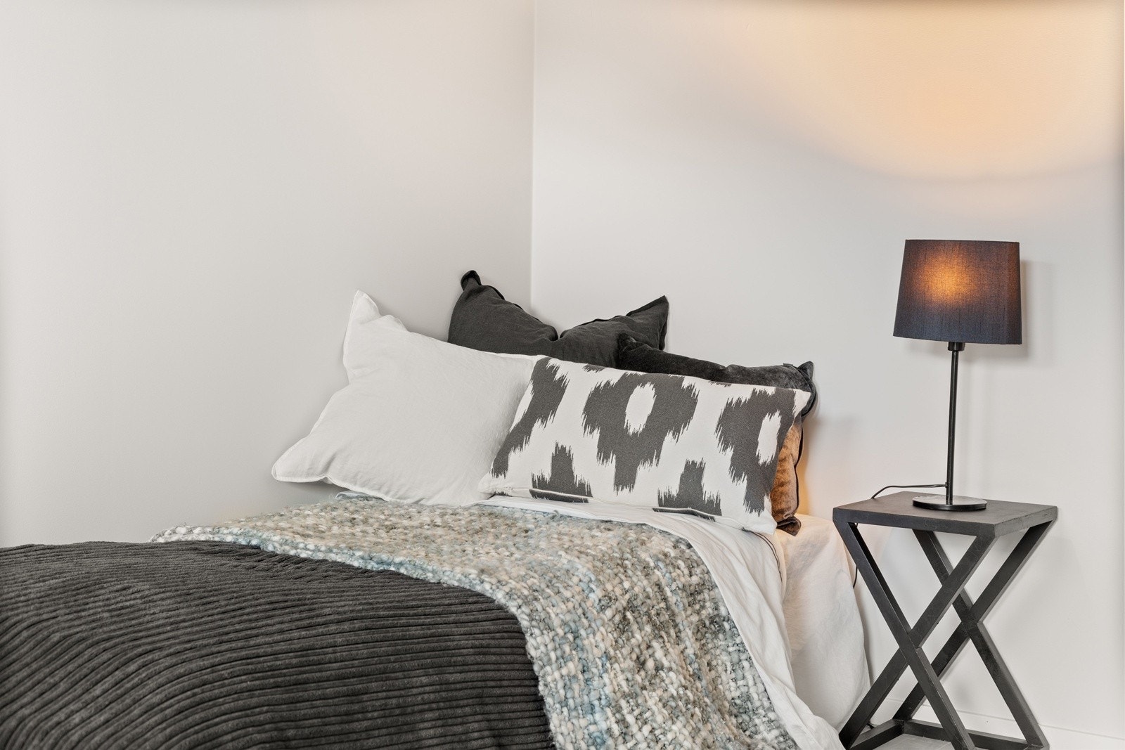 Soverom/TV-stue i 1. etasje - Utgang til terrasse og hage Galleribilde