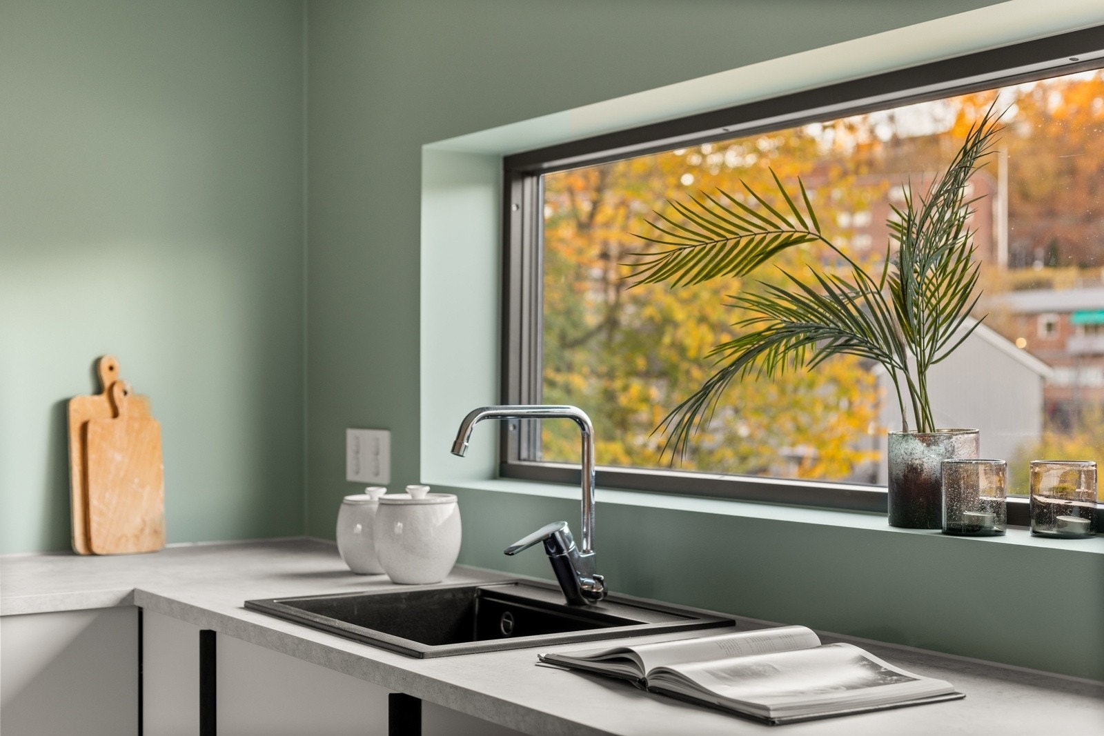 Gjennomgående etasje med lys og vinduer fra 3 sider Galleribilde