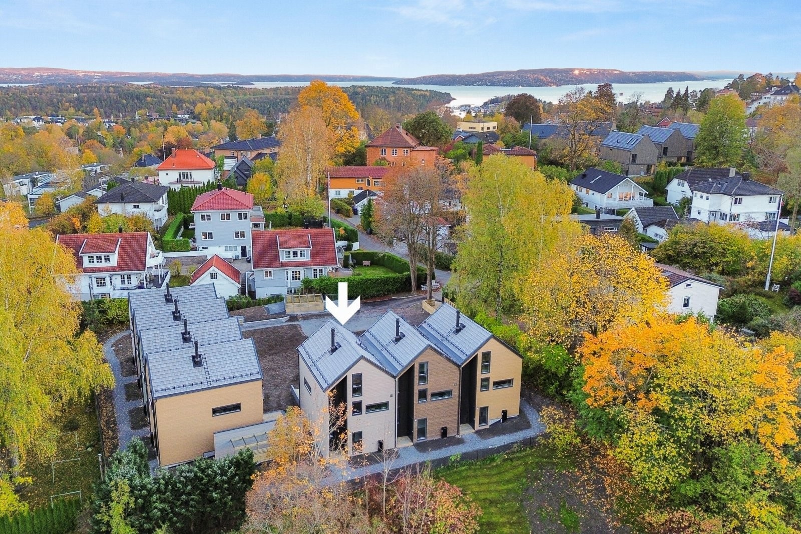 I grønne og rolige omgivelser på Ullern, i et veletablert og attraktivt boligområde, presenteres hus E - en ferdigstilt, splitter ny endeseksjon i et eksklusivt prosjekt. Galleribilde