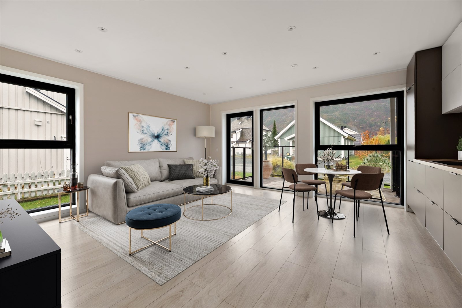 Åpen stue/kjøkkenløsning med dør ut til terrasse på ca. 7 m2. (Bildet er digitalt møblert) Galleribilde